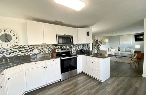 Pine Island House | Steps to the beach! KAYAKS! Minutes to WEEKI WACHEE.