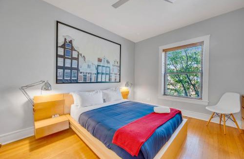 Uptown Apartment | Steps to the Lakefront! This Uptown Beauty is Everything You Need for a Perfect Chicago Getaway condo