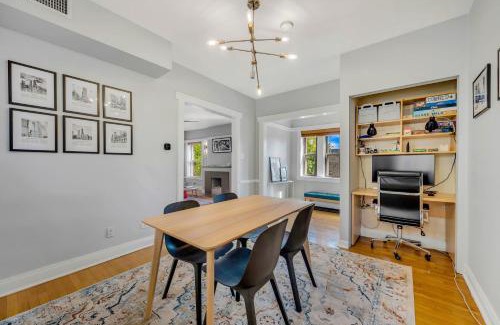 Uptown Apartment | Steps to the Lakefront! This Uptown Beauty is Everything You Need for a Perfect Chicago Getaway condo