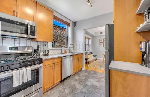 Uptown Apartment | Steps to the Lakefront! This Uptown Beauty is Everything You Need for a Perfect Chicago Getaway condo