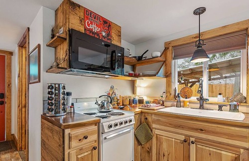 Lime Kiln Cabin | Steven's River Cabin - hot tub-beach-fireplace
