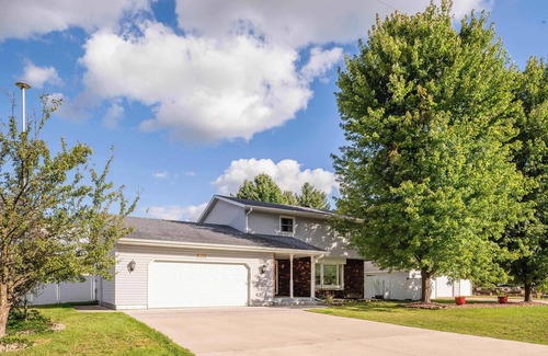 Whiting House | Stevens Point Escape - HUGE 5 bedroom Home