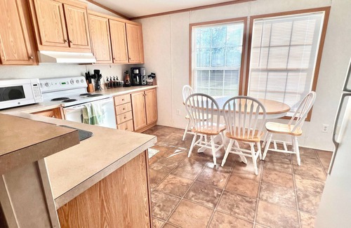 Saxton House | Still Waters - Charming 3-bedroom 2-bath house with AC in Saxton