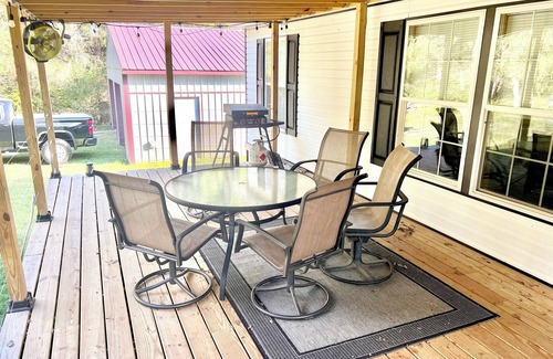Saxton House | Still Waters - Charming 3-bedroom 2-bath house with AC in Saxton