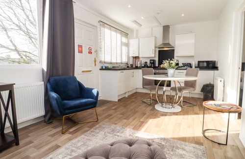 Blandford Saint Mary Cottage | STILLNESS, pet friendly, with hot tub in Blandford Forum