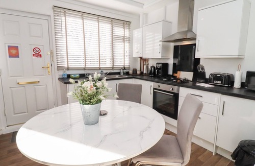 Blandford Saint Mary Cottage | STILLNESS, pet friendly, with hot tub in Blandford Forum