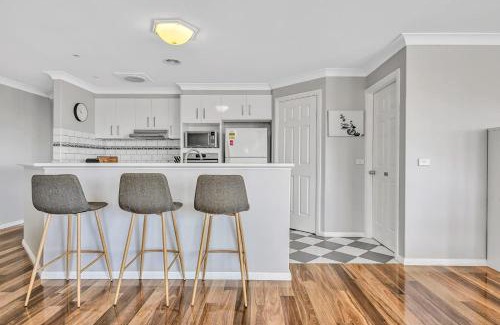 Llanarth House | Stinson House - 9 Mins to Racetrack, Serene Escape