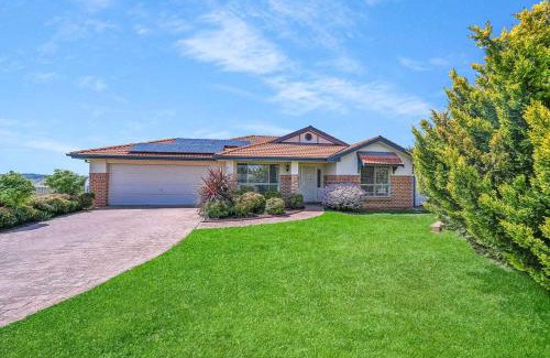 Llanarth House | Stinson House - 9 Mins to Racetrack, Serene Escape