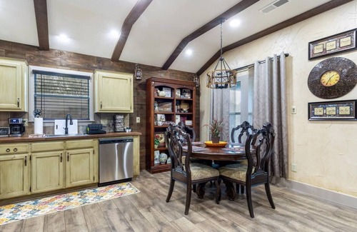 Fort Worth House | Stockyards 5 mins!-New!-Sleeps 8. Cowboy Bungalow, TCU close by