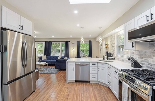 Skokie House | Stokes Stay: 4 BR-2.5BA Modern house in wonderful Skokie!