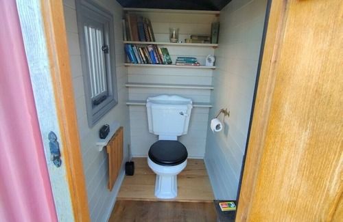 Woodbridge Cabin | Stompy's hut - Cosy hut in very peaceful location