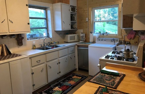 Gerton Cottage | Stone Cottage is located in a beautiful mountain gorge