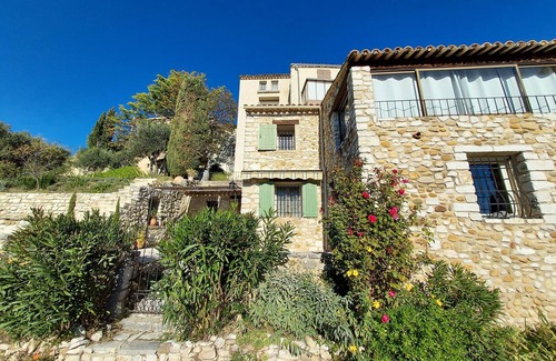 Montpezat House | Stone house with terrace and garden facing the Lake
