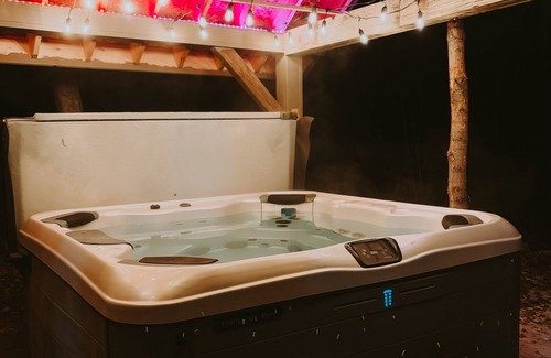 Sundance Cabin | Stone Table Hideaway - Sleeps 8 - HOT TUB