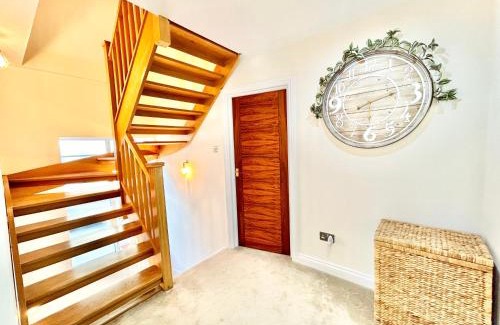 Edgware House | Stonegrove Luxury House London Free Off Street Parking And EVC Port