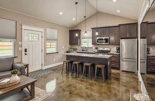 Wasilla Cottage | Stoneridge Place Cottage #1 - Vacation or Executive Retreat 1Br 1Ba Garage!