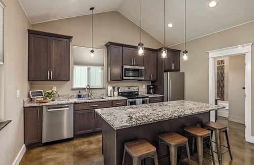 Wasilla Cottage | Stoneridge Place Cottage #1 - Vacation or Executive Retreat 1Br 1Ba Garage!