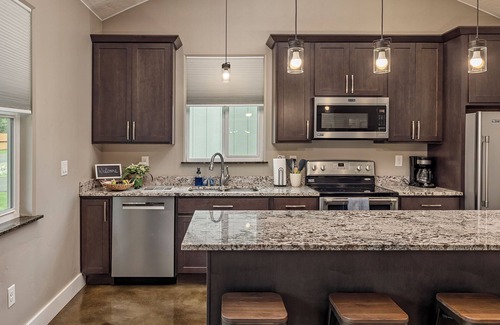 Wasilla Cottage | Stoneridge Place Cottage #1 - Vacation or Executive Retreat 1Br 1Ba Garage!