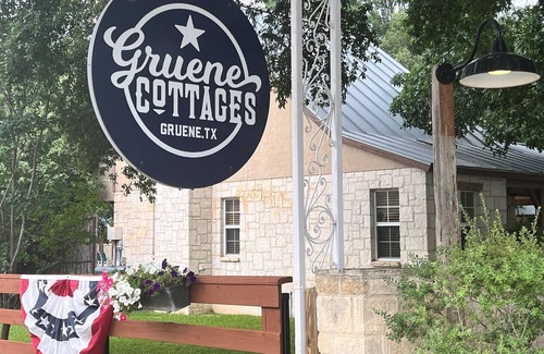 Gruene Hotel | Stonewall @ Gruene Cottages (Downstairs room w/Kitchen)