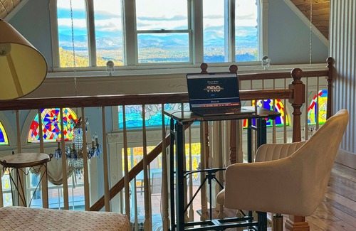 Conway Ski Chalet | Stonewood Chalet with Breathtaking Views, Victorian decor & Hot Tub.
