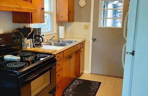 Penrose House | Stoney Brook Cottage - Hot Tub - Grill - Fireplace - WiFi - Pets OK
