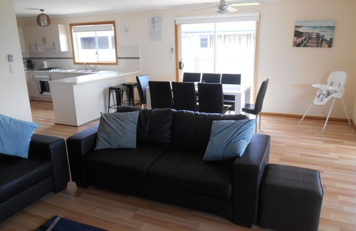 Port Vincent House | Stormbird Retreat -Walking distance to beach, Shops & Pub - Off Peak Special!