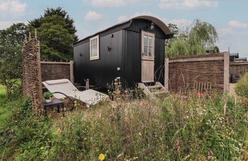 Pocklington Cottage | STORMONT HUT, with a garden in Pocklington