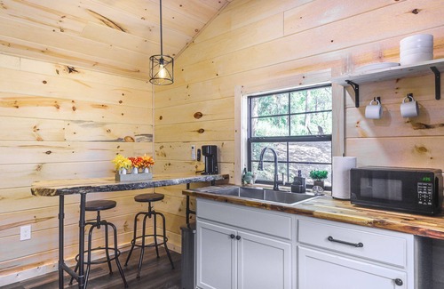 Lynx Cabin | Stout Cabin w/Fire Pit: 1 Mi to Ohio River!