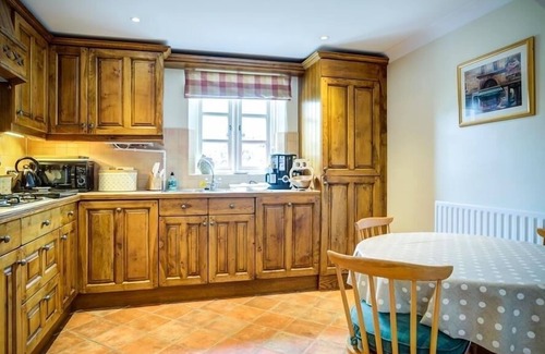 Stow-on-the-Wold Cottage | STOW COTTAGE, family friendly, with a garden in Stow-On-The-Wold