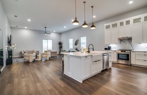 Garland House | STR 4BR Downtown Home. BBG Grill, Fire Pit & Yard