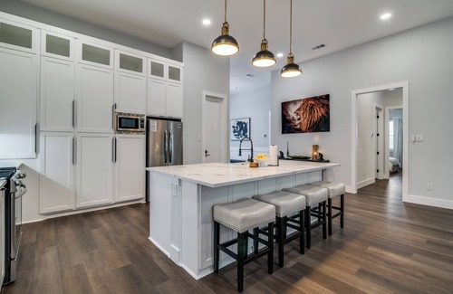 Garland House | STR 4BR Downtown Home. BBG Grill, Fire Pit & Yard