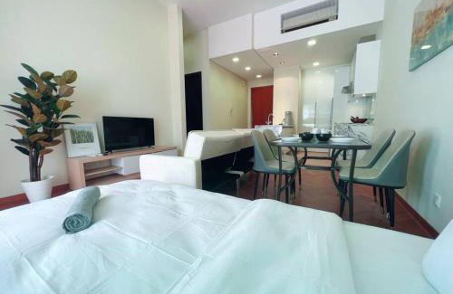 Seri Tanjung Pinang Apartment | Strait Quay Marina Cozy Suite with Bathtub by Uptrend Home Management
