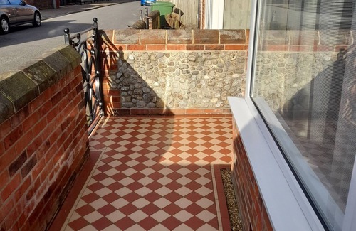 Sheringham Cottage | Strand Cottage - a cottage that sleeps 4 guests in 2 bedrooms