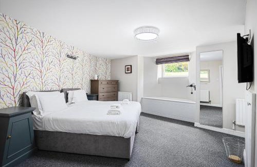 Harrogate City Centre Apartment | Strawberry One - 3 en-suite bedrooms, Private Parking - Harrogate Holiday Apartments