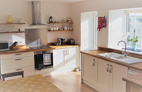 Hele Cottage | Strawfields. Fantastic rural location. Close to beaches. Games barn and Alpacas.