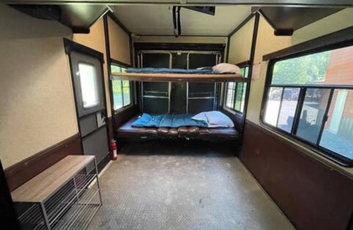 Palmer House | Stress Free Glamping Experience walking distance to the Alaska State Fair!