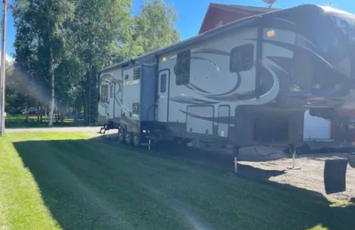 Palmer House | Stress Free Glamping Experience walking distance to the Alaska State Fair!