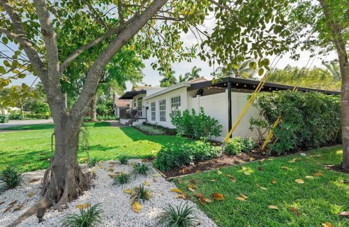 Lake Ridge Apartment | Stress-Free Luxury: Near Beach/Downtown