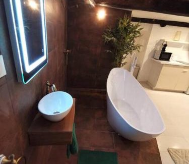 Les Arcs-sur-Argens Apartment | Studio équipé avec Lit rond/baignoire ilot/Table massage Aux Arcs