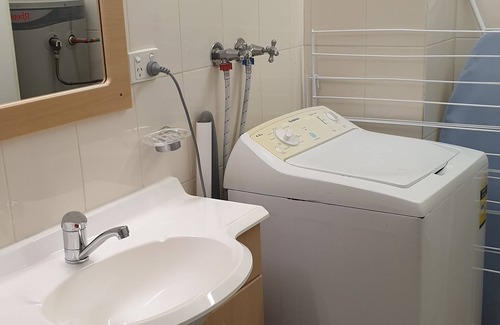 The Junction Apartment | Studio 2 - self contained - walk to cafes and beaches