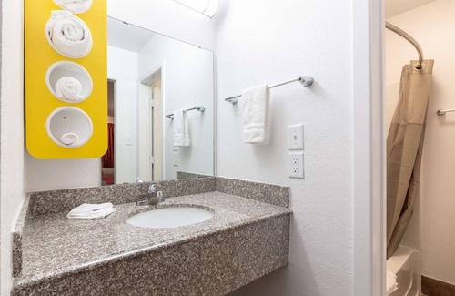 Bryan Hotel | Studio 6 Bryan, TX - University Area