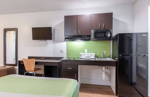 Bryan Hotel | Studio 6 Bryan, TX - University Area