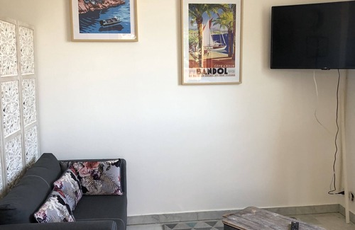 Saint-Cyr-sur-Mer Apartment | Studio 800 m from the beach and close to the beginnings