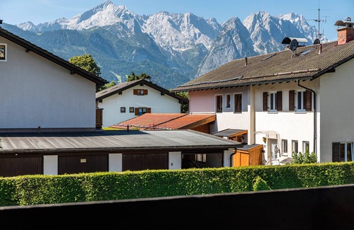 Sonnenbichl Apartment | Studio Apartment 'Ferienwohnung Stuiben Garmisch' with Mountain View, Shared Pool and Wi-Fi