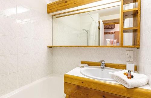 Val-d'Isere Apartment | Studio agréable avec parking, skis aux pieds au cœur du village de Val-d'Isère - FR-1-694-204