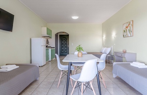 Kiparissia Apartment | Studio Apartment '3' with Private Terrace, Wi-Fi and Air Conditioning