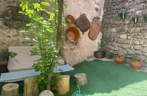 Iznatoraf Apartment | Studio Apartment 'Alojamiento Picual' with Shared Garden, Wi-Fi and Air Conditioning