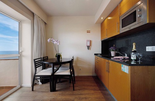 Torralta Apartment | Studio Apartment 'Estúdio Vista Mar Atlântico' with Sea View, Pool & Wi-Fi