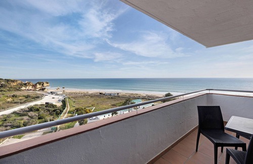 Torralta Apartment | Studio Apartment 'Estúdio Vista Mar Atlântico' with Sea View, Pool & Wi-Fi