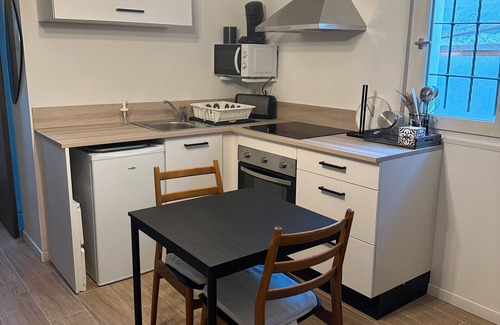 Sollies-Toucas Apartment | Studio Apartment 'Sur Un Domaine D'oliviers' with Mountain View, Wi-Fi and Air Conditioning